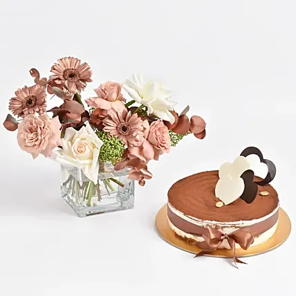 Monochrome Flowers and Tiramisu Cake: Flowers & Cakes