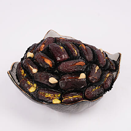 Stuffed Dates with Nuts: Meet N-greet-gifts