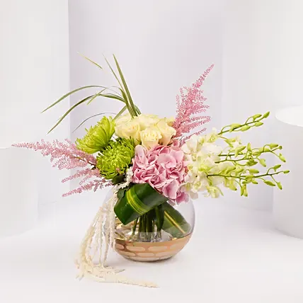 Serene Bloom Arrangement in Glass Vase: Flower Delivery in Abu Dhabi