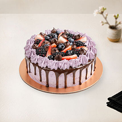 Delicious Chocolate Berry Cake: Cake Delivery in Al Ain