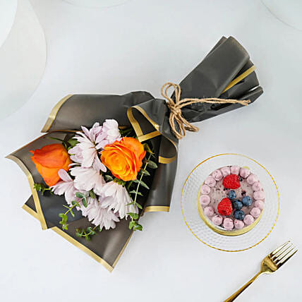Mini Blueberry Cake N Flower Bouquet Combo: ارسل بكج هدايا الى عمان