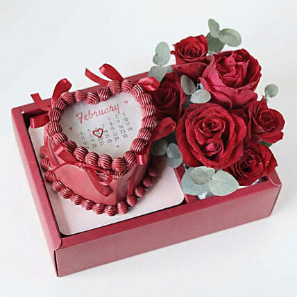 Forever Love Cake and Rose Combo: Valentines Day Gifts to Oman