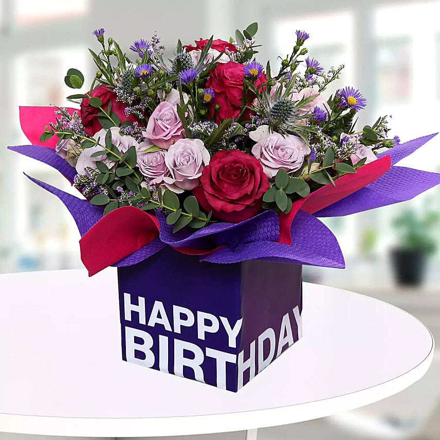 باقة ورود جوري موف ووردي في فازة مخصصة لعيد الميلاد: توصيل ورد في الدوحة