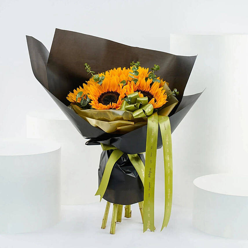 Elegant Sunflower Bouquet: أرسل عباد الشمس إلى قطر