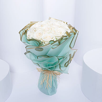 15 White Roses Bouquet: هدايا رمضان في قطر