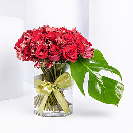باقة ورد جوري وألستومريا في فازة أنيقة ومميزة: توصيل ورد في قطر