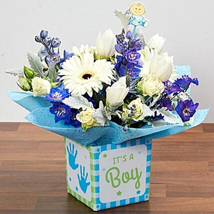 باقة ورود جربيرا بيضاء وديلفينيوم أزرق في فازة مخصصة: توصيل ورد في الدوحة