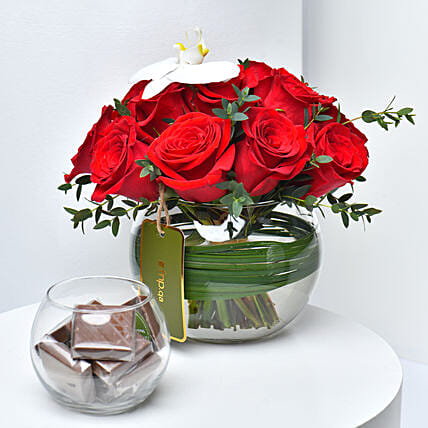 باقة 15 وردة حمراء مع أوركيد في فازة مع شوكولاتة بلجيكية: توصيل تنسيقات هدايا في قطر