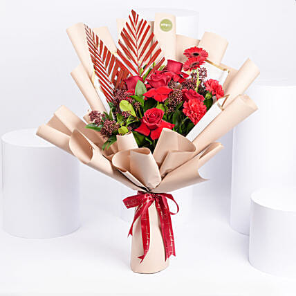 بوكيه ورد جوري أحمر وجربيرا في غلاف بيج أنيق: توصيل ورد في قطر