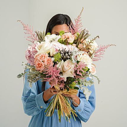 باقة ورد جميلة جداً مع أوهارا لون وردي فاتح: باقة زهور إلى قطر