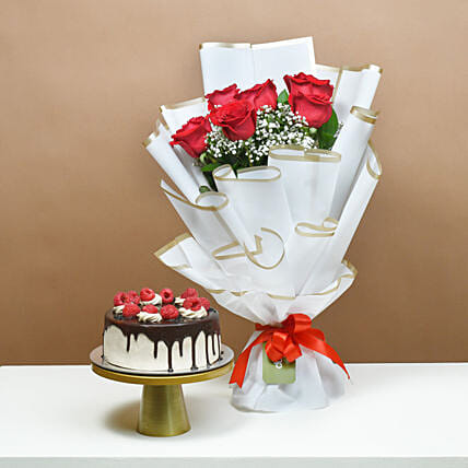 Passionate Love Roses and Black Forest Cake Surprise: Gifts to Doha