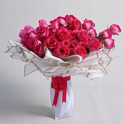 باقة ورد جوري وردي داكن في غلاف أبيض: باقة زهور إلى قطر