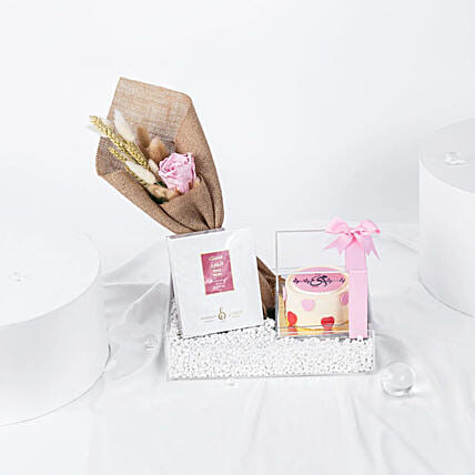 Elegant Forever Pink Treasure Tray for Mom A Heartfelt Gift: توصيل كيك و ورد في قطر