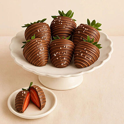 Dark Chocolate Salted Strawberries - 6 Pieces: شوكولاتة في قطر