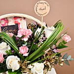 باقة ورود قرنفل وردي مع 300 جرام شوكولاته في سلة