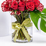 باقة ورد جوري وألستومريا في فازة أنيقة ومميزة