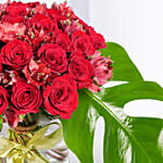 باقة ورد جوري وألستومريا في فازة أنيقة ومميزة