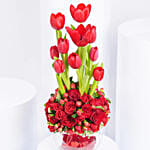 باقة ورد أحمر توليب وبيبي روز في فازة أنيقة