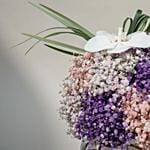 باقة ورد جيبسوفيليا موف ووردي مع أوركيد في فازة