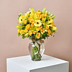 باقة ورود مشكلة لون أصفر في فازة أنيقة فاخرة جداً