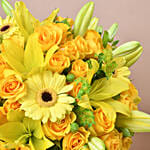 باقة ورود مشكلة لون أصفر في فازة أنيقة فاخرة جداً