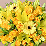 باقة ورود مشكلة لون أصفر في فازة أنيقة فاخرة جداً