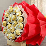 باقة شوكولاتة فيريرو روشيه كبيرة بتغليف أحمر وأبيض رومانسي