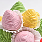 فراولة مغطاة بالشوكولاتة في مج عيد ميلاد