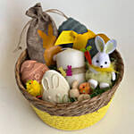 هدايا عيد الفصح في سلة جميلة مع شموع وصابون