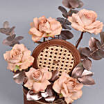 باقة ورد لون كابتشينو وأوكاليبتوس ذهبي في بوكس جلدي