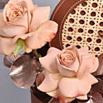 باقة ورد لون كابتشينو وأوكاليبتوس ذهبي في بوكس جلدي