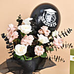 هدايا تخرج - باقة ورد في غلاف أسود مع بوكس شوكولاته