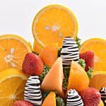 تشكيلة فواكه طازجة وفراولة مغطاة بالشوكولاته في بوكس أبيض