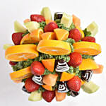 تشكيلة فواكه طازجة وفراولة مغطاة بالشوكولاته في بوكس أبيض