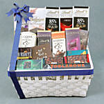 مجموعة شوكولا متنوعة وشوكولا برندات في سلة أنيقة