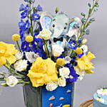 باقة ورود لون أصفر وأزرق في فازة مطبوعة مع كيك نصف كيلو