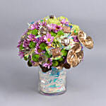 باقة ورد وردي وأخضر مع أنتوريوم ذهبي في فازة كريستالية