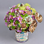 باقة ورد وردي وأخضر مع أنتوريوم ذهبي في فازة كريستالية