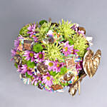 باقة ورد وردي وأخضر مع أنتوريوم ذهبي في فازة كريستالية