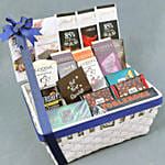 مجموعة شوكولا متنوعة وشوكولا برندات في سلة أنيقة