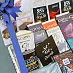 مجموعة شوكولا متنوعة وشوكولا برندات في سلة أنيقة