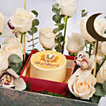 باقة ورد أبيض مع مونو كيك الشوكولاتة في بوكس أكريليك