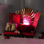 بوكس هدايا شوكولاتة وورد مع تمثال الكريستال مع 2 شمعة