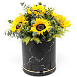 باقة من ورود عباد الشمس في وعاء أسود مع شوكولا فيرير روشيه