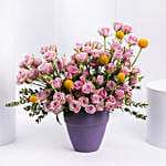 باقة ورد بيبي روز لون موف مع كراسبيديا صفراء في فازة