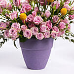 باقة ورد بيبي روز لون موف مع كراسبيديا صفراء في فازة