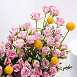 باقة ورد بيبي روز لون موف مع كراسبيديا صفراء في فازة