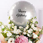 بوكيه ورد أبيض ووردي مع بالون مخصص في غلاف أنيق