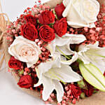 كومبو كيكة وباقة ورد أبيض وأحمر في غلاف بني