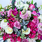 باقة ورد مشكلة حمراء ووردية في فازه زجاج